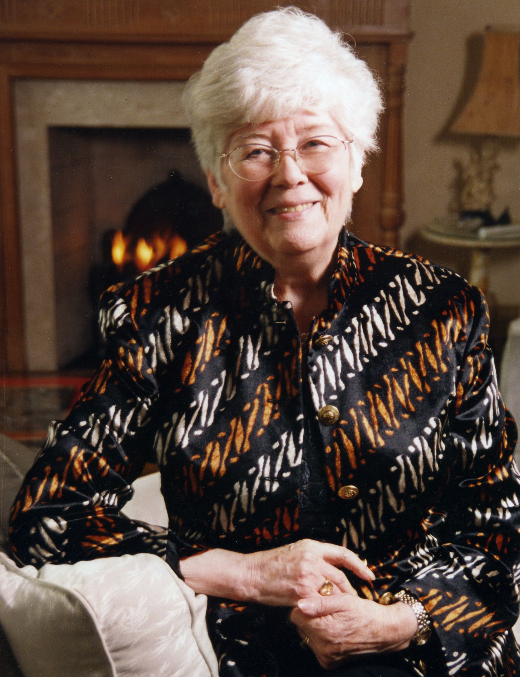 A photograph of Dorothy Dunnett by the fireside, September 2001